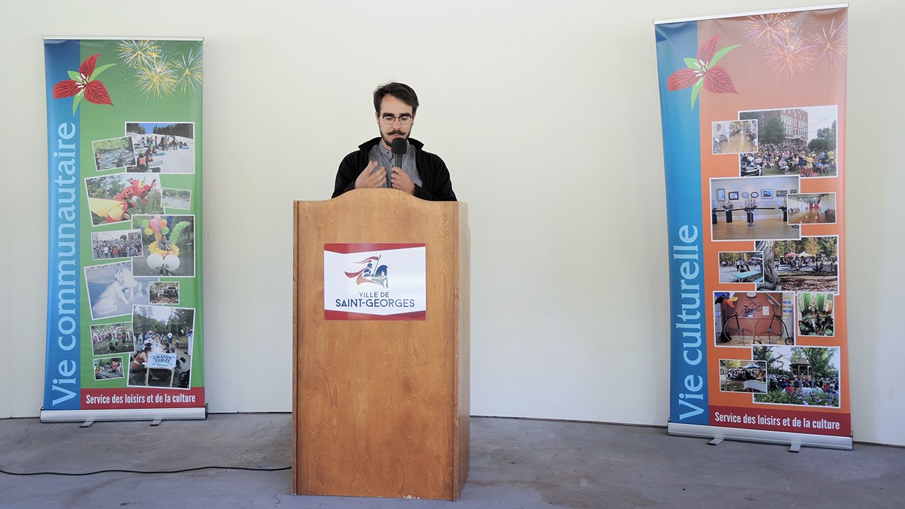 Samuel Duval, stagiaire au Service des loisirs et de la culture de la Ville de Saint-Georges, à la conférence de presse annonçant la programmation estivale 2018 au parc des Sept-Chutes de Saint-Georges, jeudi le 24 mai 2018.