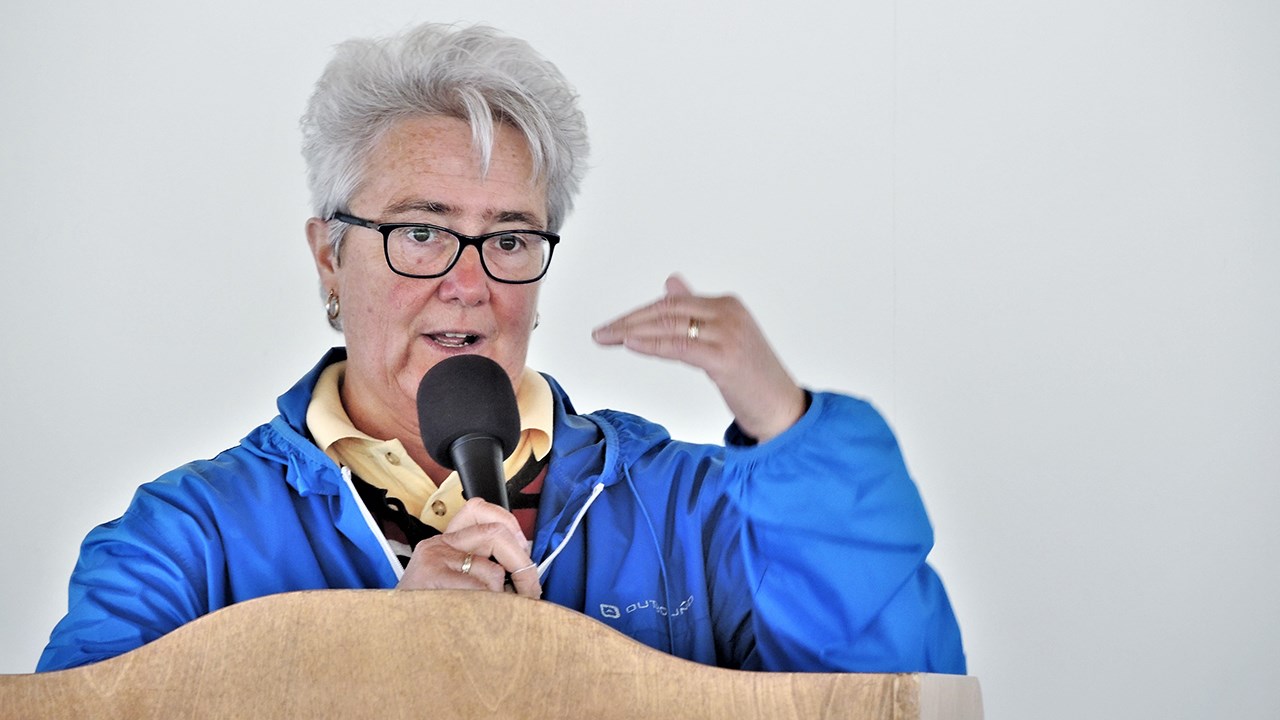 Carole Paquet, directrice du Service des loisirs et de la culture de la Ville de Saint-Georges, à la conférence de presse annonçant la programmation estivale 2018 au parc des Sept-Chutes de Saint-Georges, jeudi le 24 mai 2018.
