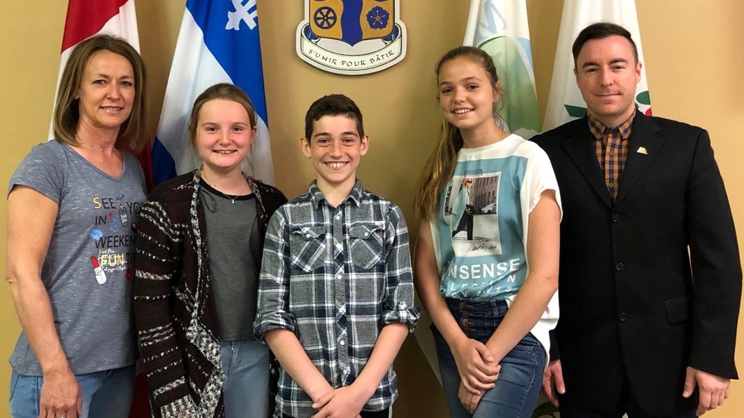 La conseillère Nancy Lessard, les maires d’un jour Audrey-Ann Paré, Maxime Roy et Korina Lapointe ainsi que le maire Jonathan V. Bolduc