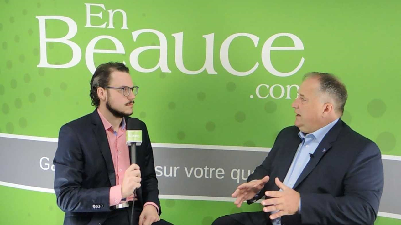 Alexandre Poulin, journaliste pour EnBeauce.com, et Paul Busque, candidat du Parti libéral du Québec dans Beauce-Sud et également député sortant.