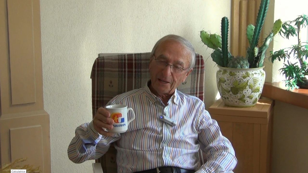 Normand DeLessard présente des souvenirs de la Boulangerie Doyon