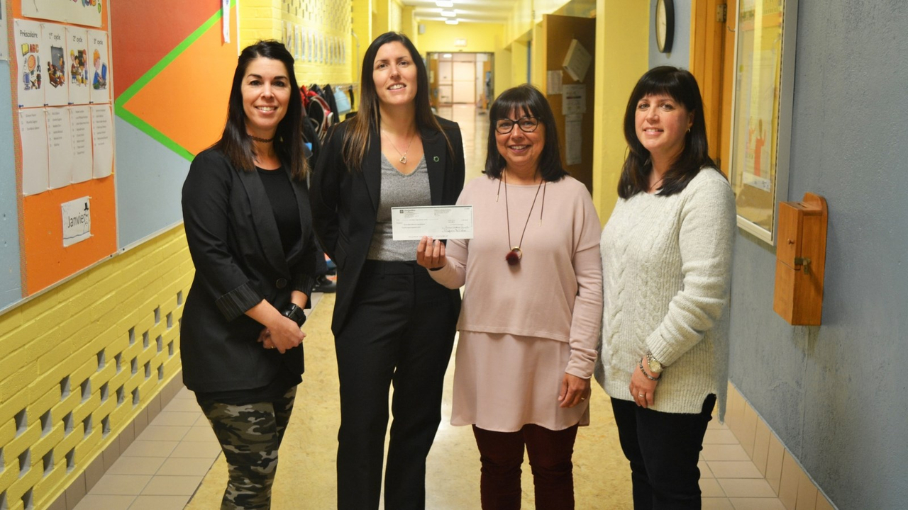 De gauche à droite : Véronique Nadeau (enseignante), Sabrina Guillemette de Desjardins, Louise Rousseau et Mireille Poulin (enseignantes).