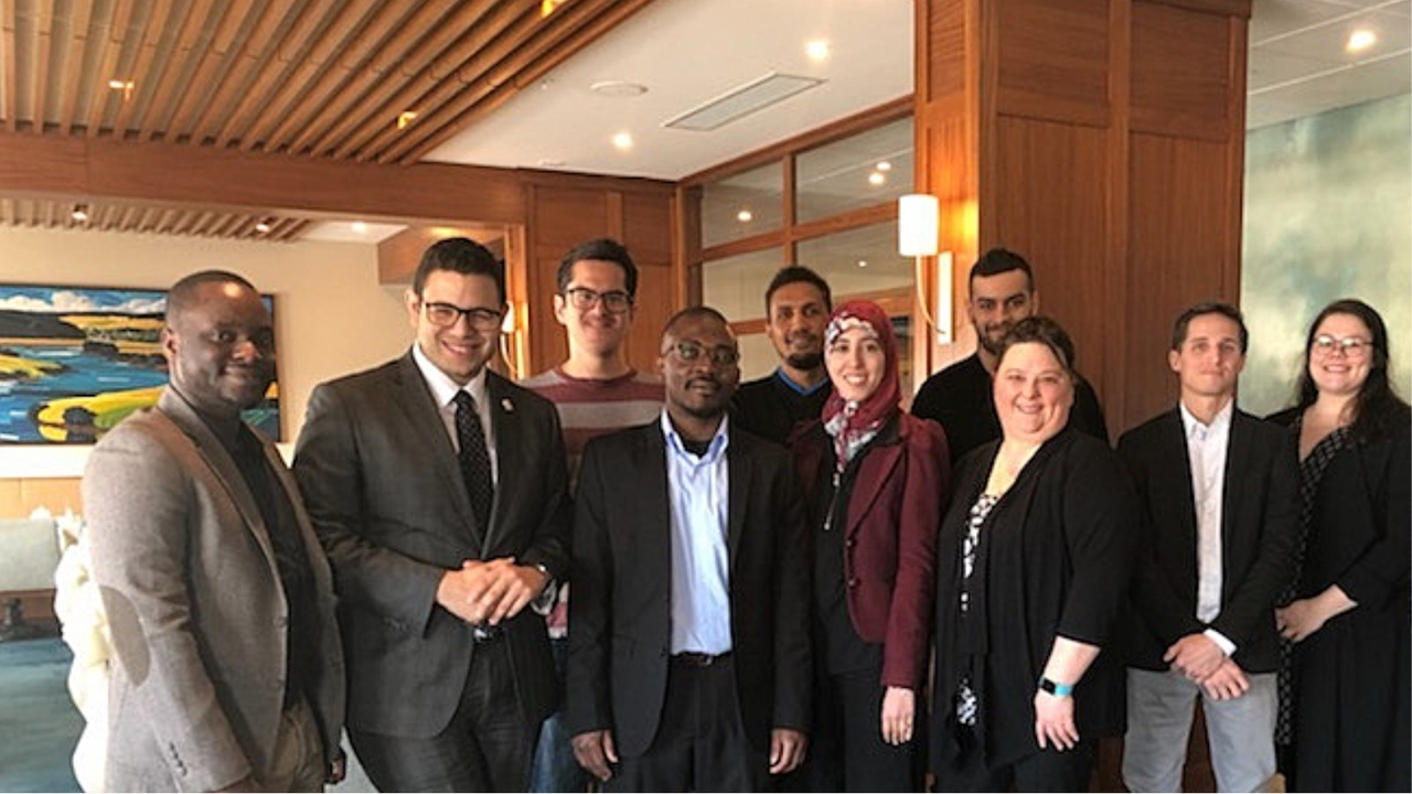 Vadislas Guédou, Samuel Poulin, député de Beauce-Sud, Mauricio Huaman, xxx xxxx, Romain Clorate, Aicha Abouyassime, Samy Chninak, Marie-Josée Bolduc, directrice du Carrefour jeunesse-emploi de Beauce-Sud, Paul Gluard et Justine Lapierre Poulin, agente de migration Place aux jeunes.