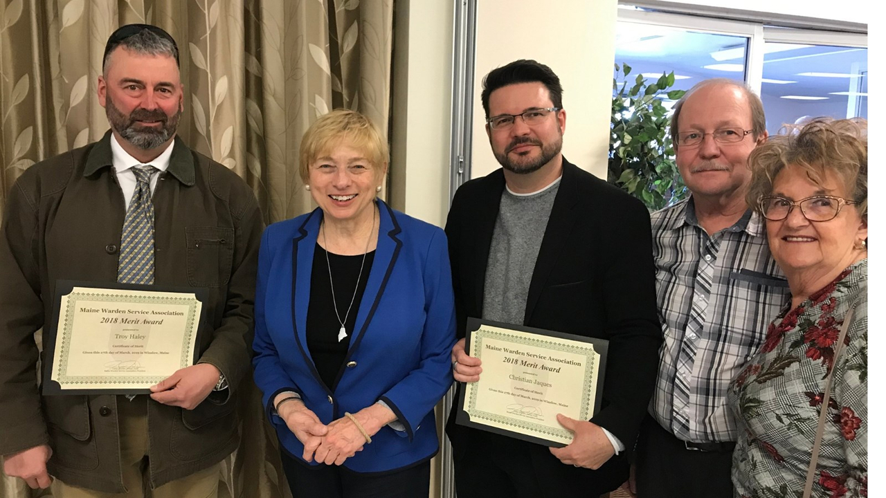La Gouverneure de l'état du main Janet Mills a remis en main propre le prix