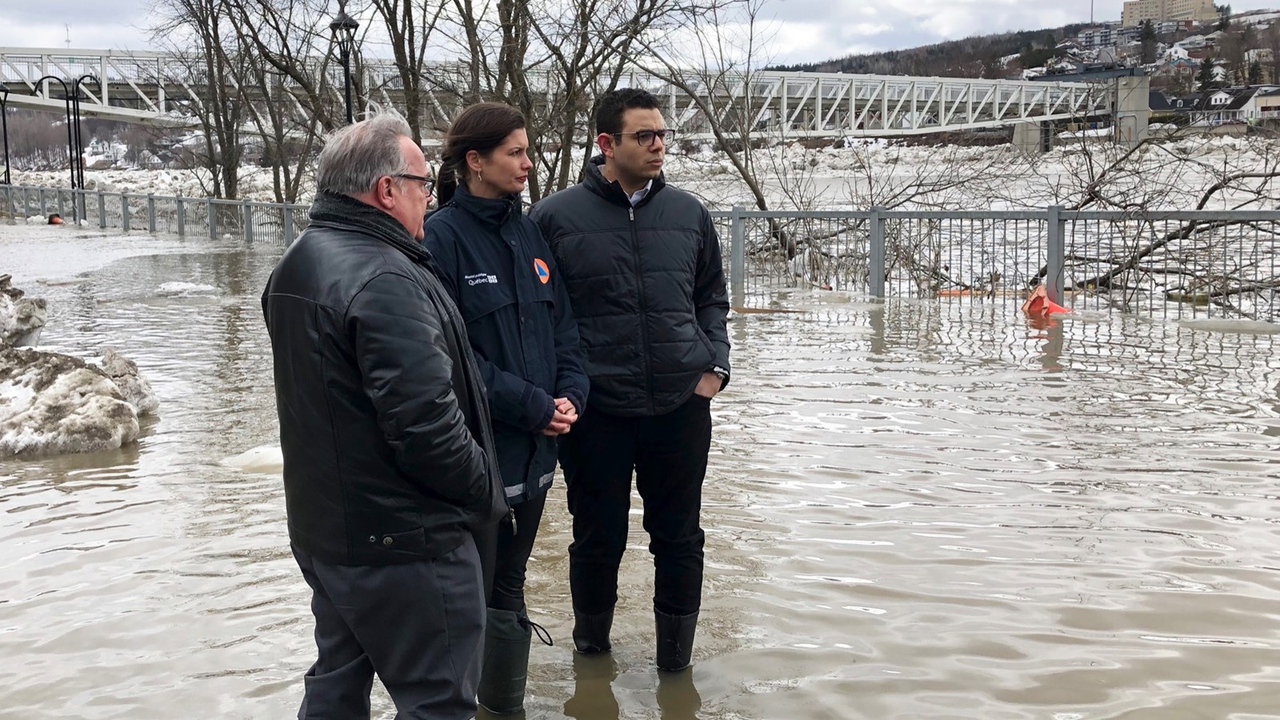 La ministre Guilbault constate les dégâts en compagnie des députés Luc Provençal et Samuel Poulin.