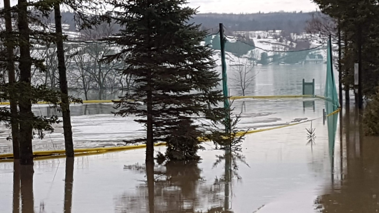 Le terrain de baseball de la Ville a été complètement recouvert d’eau.