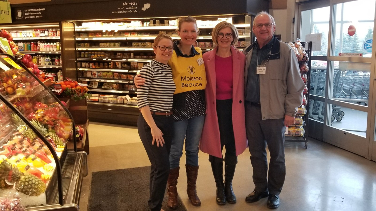 Caroline Dumas fait la tournée des supermarchés de la région
