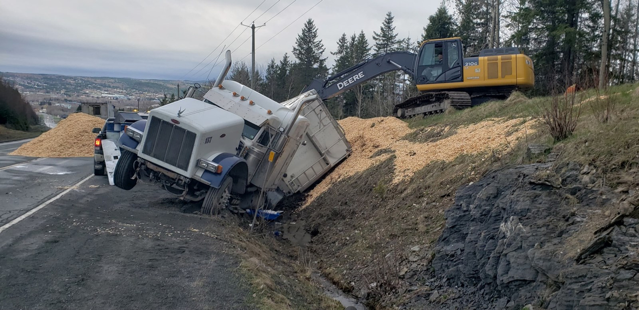Un camion de 53 pieds se renverse sur la route 204