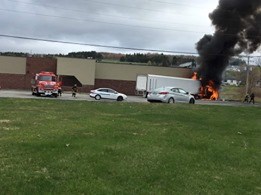Un camion prend feu au IGA de Saint-Joseph