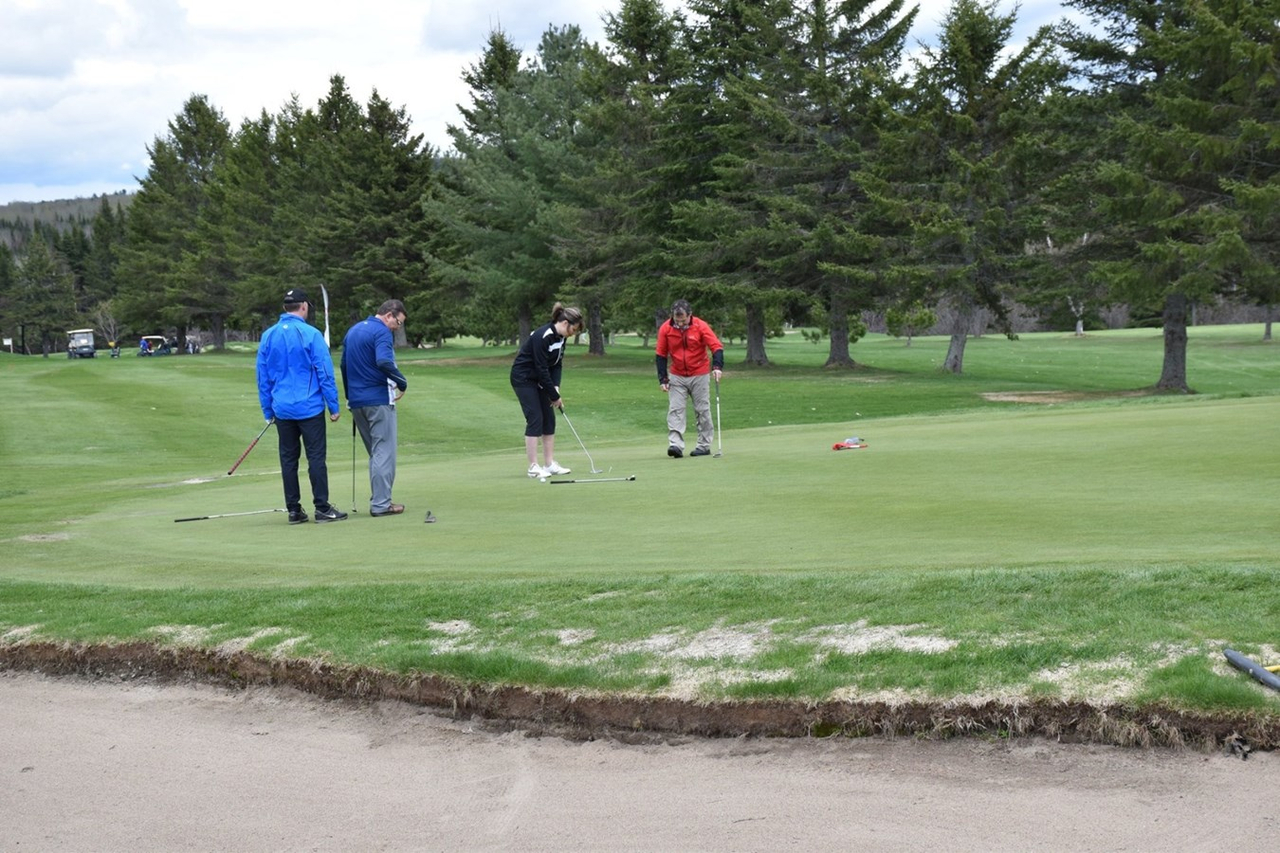 Près de 100 golfeurs prennent part au Tournoi de golf annuel des Condors