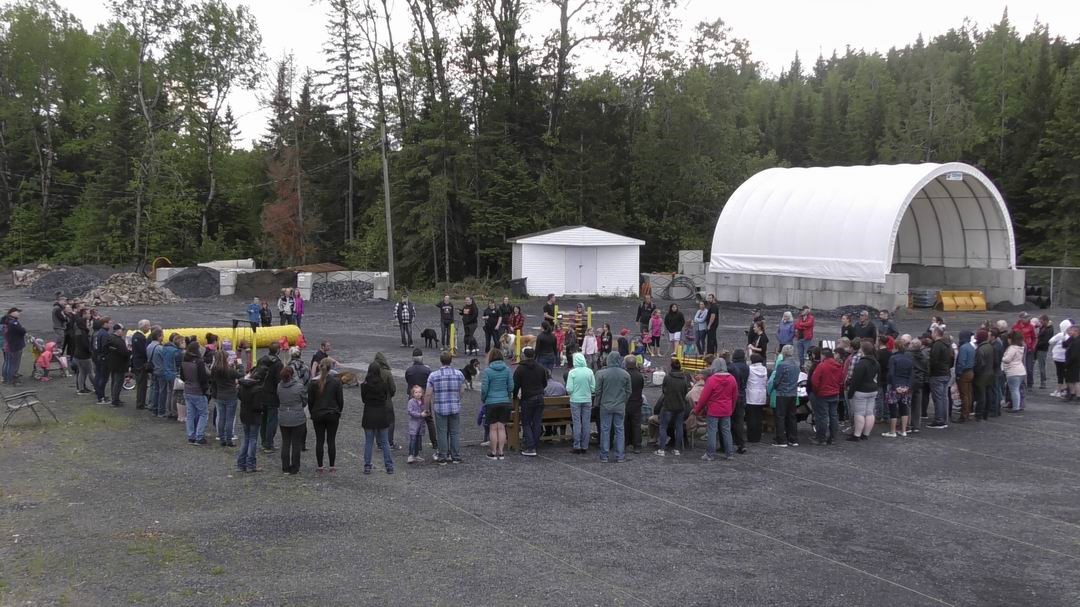 Normand DeLessard présente le spectacle de chiens savants de Saint-Simon-les-Mines