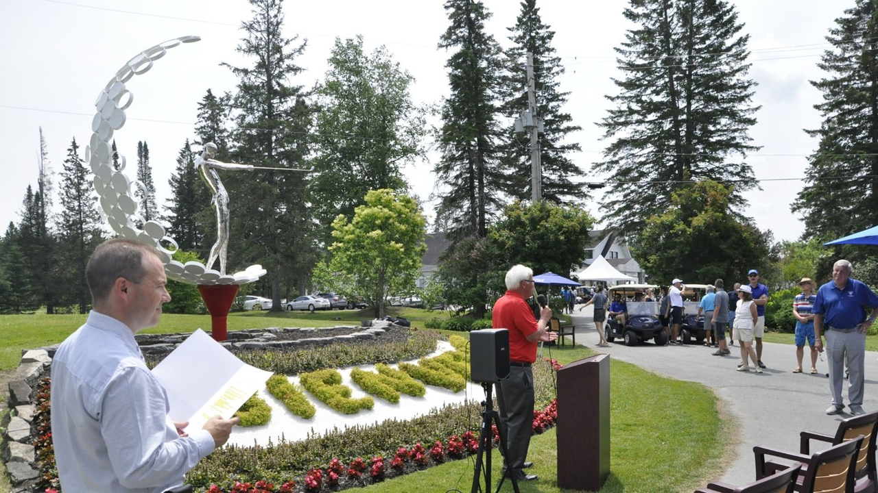 Michel Gendreau (président de Garaga), a payé en son nom la construction de la sculpture.
