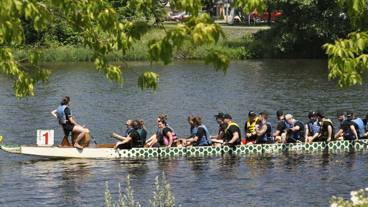 Photos et vidéo de la 10e édition de la course de bateaux-dragons