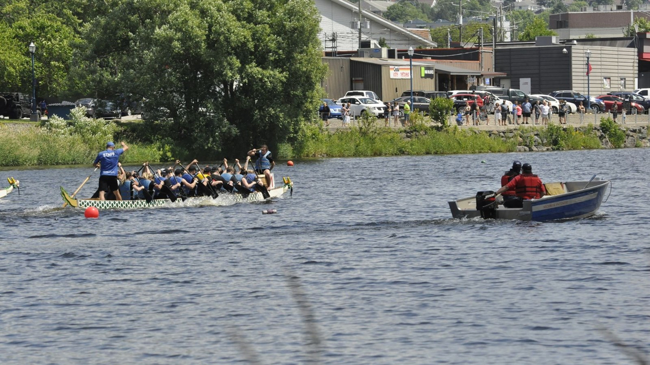 Photos et vidéo de la 10e édition de la course de bateaux-dragons