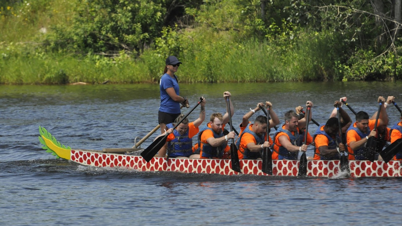 Photos et vidéo de la 10e édition de la course de bateaux-dragons