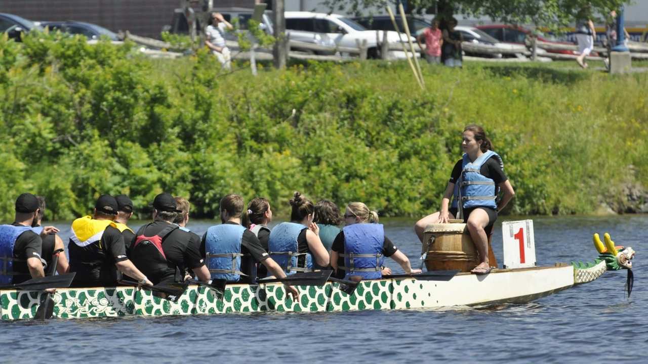 Photos et vidéo de la 10e édition de la course de bateaux-dragons