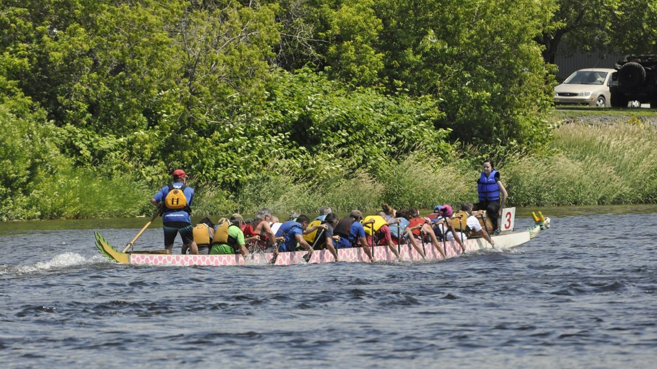 Photos et vidéo de la 10e édition de la course de bateaux-dragons
