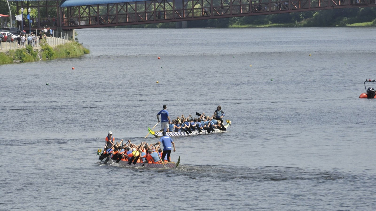 Photos et vidéo de la 10e édition de la course de bateaux-dragons