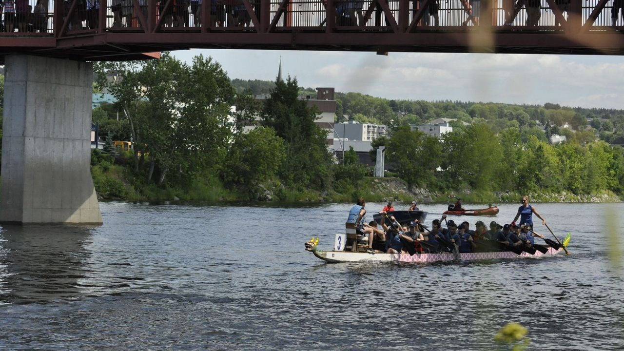 Photos et vidéo de la 10e édition de la course de bateaux-dragons