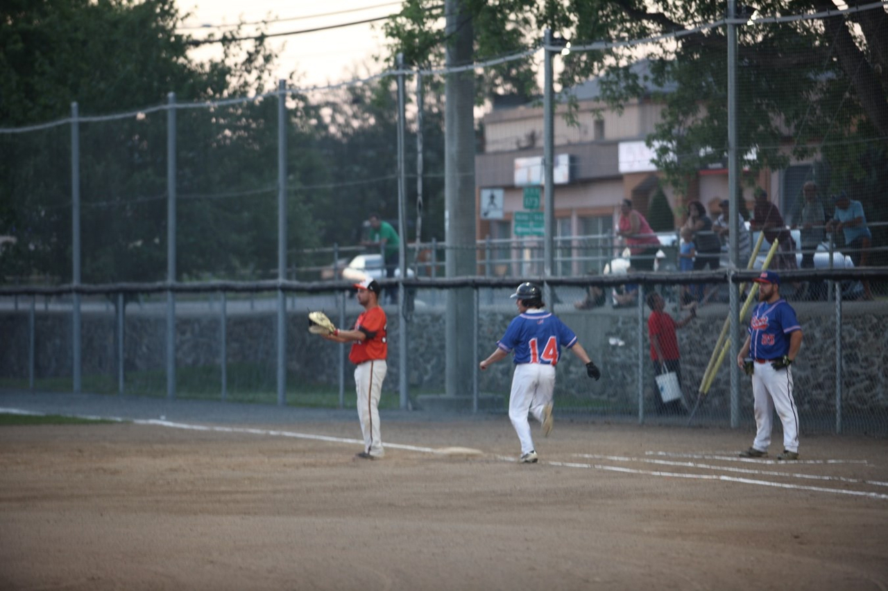Les Jarrets Noirs remportent le duel beauceron contre le Rover