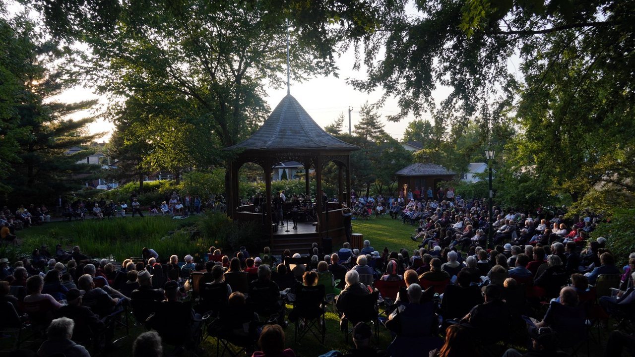 Récitals de l’été georgien : Hot Stuff enflamme les planches de l’Arboretum