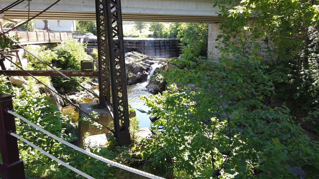 Normand DeLessard présente le belvédère du moulin Bernier de Courcelles