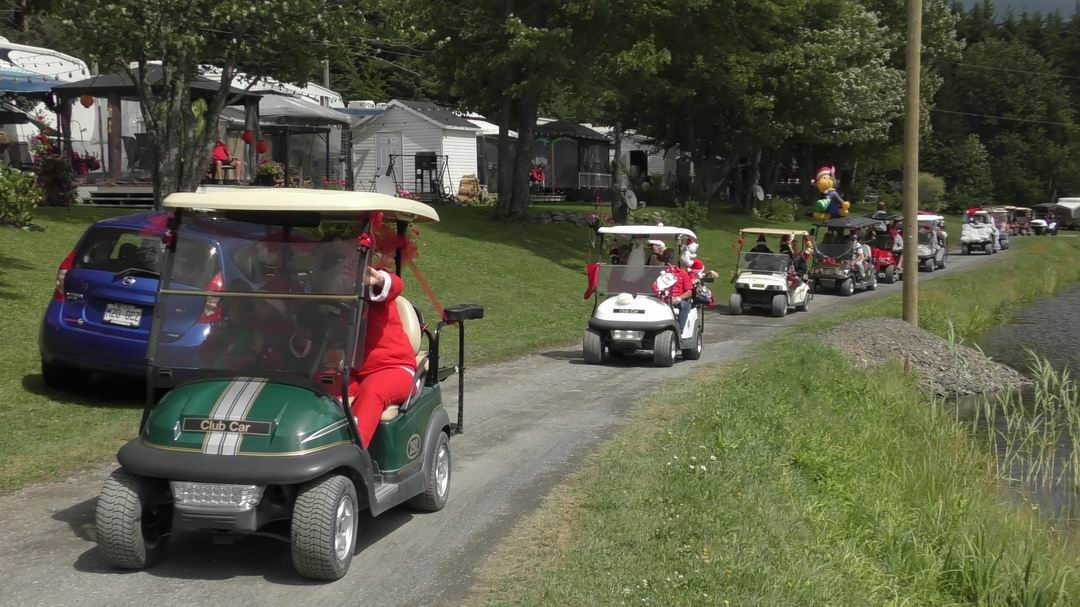 Normand DeLessard présente la parade de Noël du camping la Vallée beauceronne