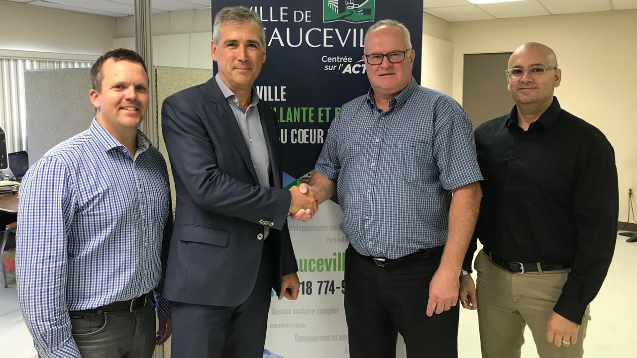 François Langevin, directeur des loisirs, Francis Lacasse, président du Groupe HONCO, le maire François Veilleux, M. Félix Nunez, directeur général