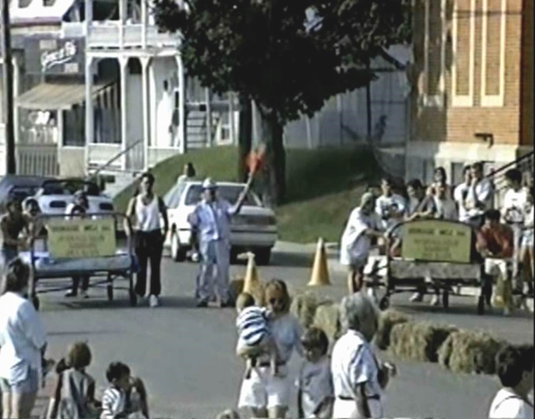 Normand DeLessard présente une course de lits à Saint-Joseph en 1996