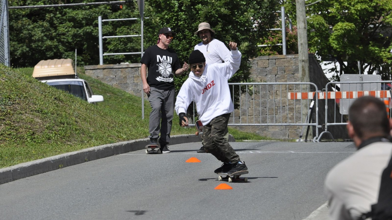 Une compétition de skateboard dans la 113e rue