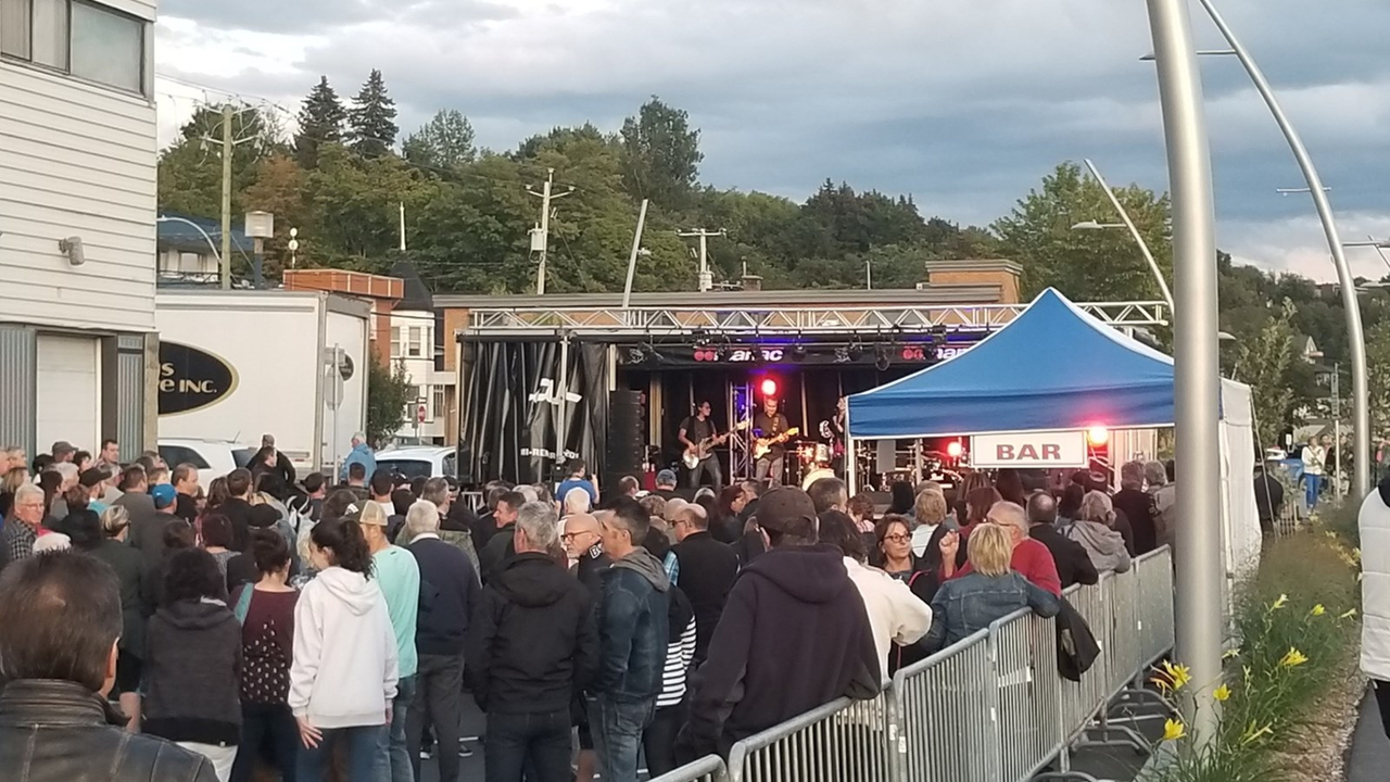 Une soirée festive sur la promenade Redmond
