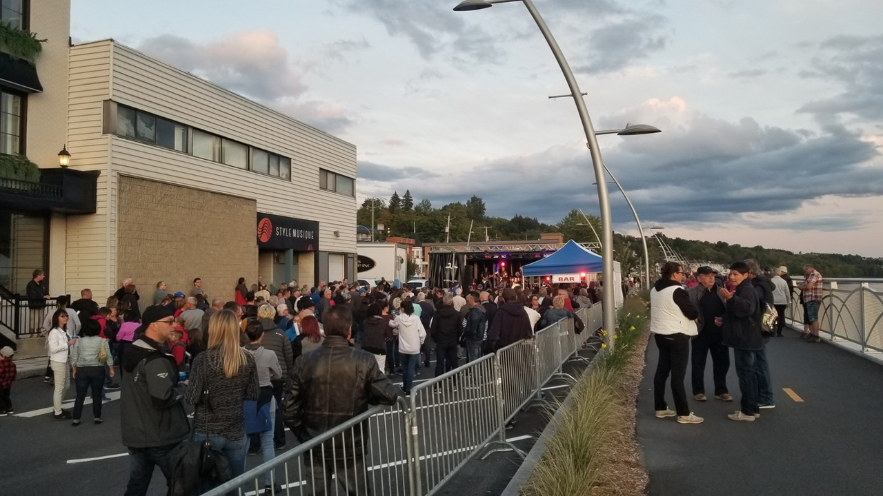 Une soirée festive sur la promenade Redmond