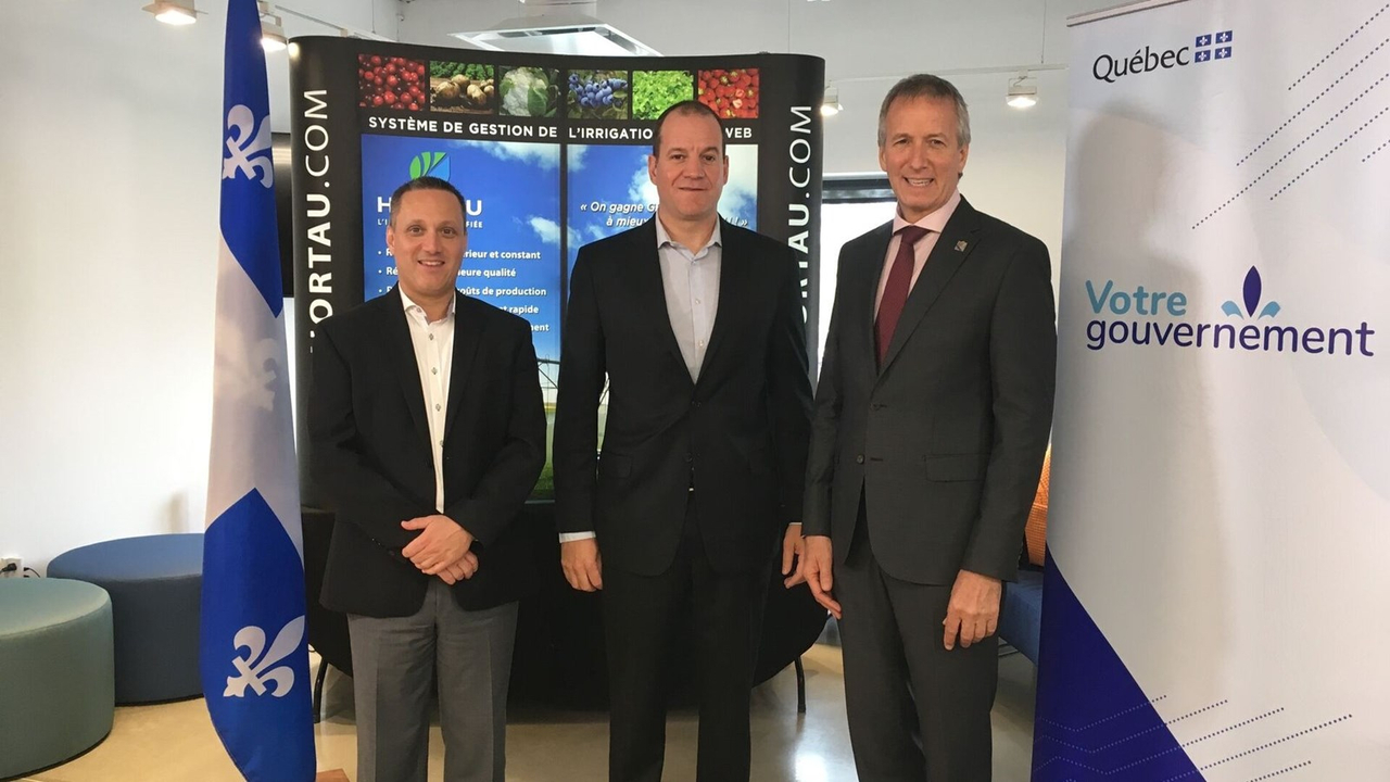 M.Bruno Laliberté, vice-président finance chez Hortau, M. Jocelyn Boudreau, président-directeur général chez Hortau, et M. André Lamontagne, ministre de l’Agriculture, des Pêcheries et de l’Alimentation.