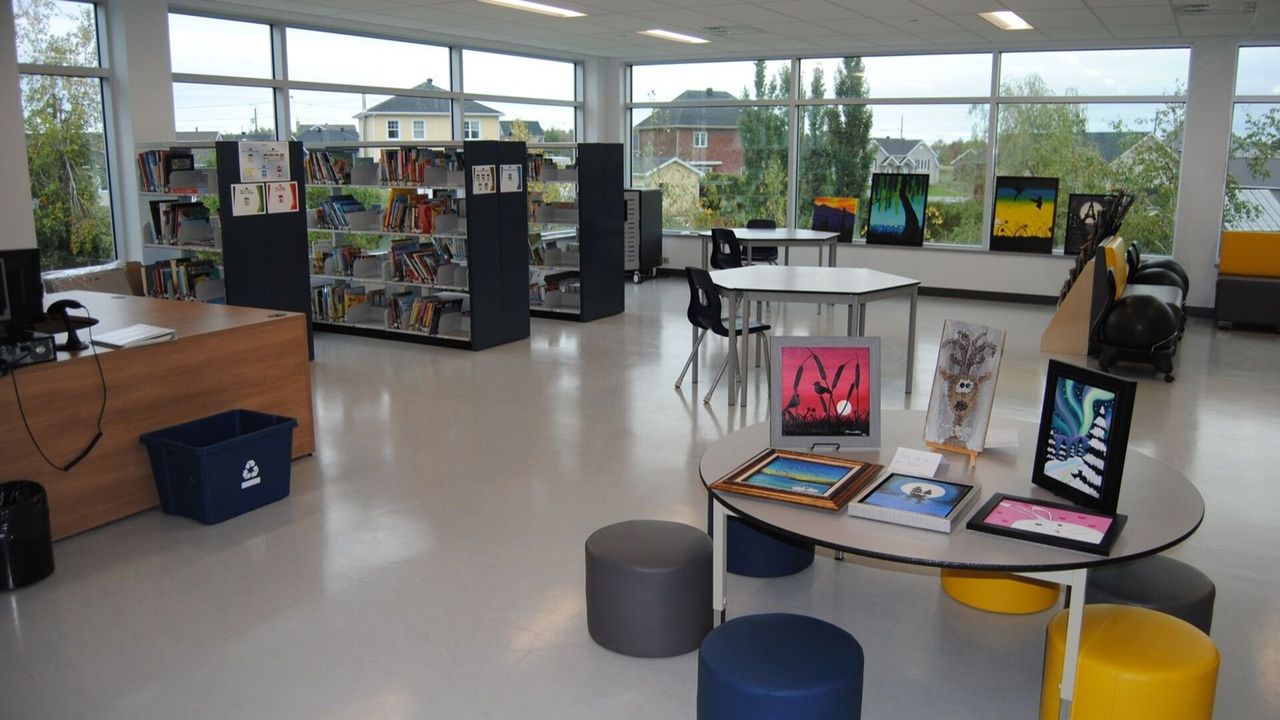 L'école à Sainte-Hénédine possède une grande bibliothèque.