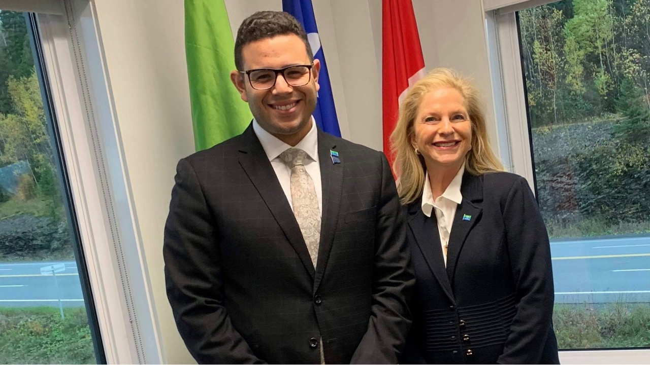 Le député de Beauce-Sud et adjoint parlementaire du premier ministre du Québec, volet jeunesse, Samuel Poulin, prend la pose avec Marie-Claude Francoeur, déléguée du Québec à Boston