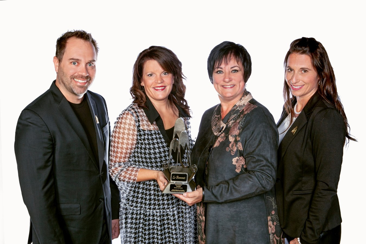 C'est l'entreprise Interbois de Saint-Odilon-de-Cranbourne qui a obtenu le Sommet Actif humain. La vice-présidente, Marie-Ève Drouin, et ses collègues, Martin Dallaire et Christine Taylor, ont accepté le prix décerné par Services Québec et représentée ici par France Vallières, de la direction régionale de Services Québec, Beauce et Lac-Etchemin.
