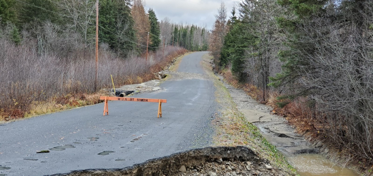 Une partie de la route s'affaisse dans le secteur de Cumberland