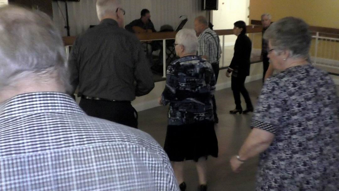 Normand DeLessard présente la soirée dansante au Manoir du quartier