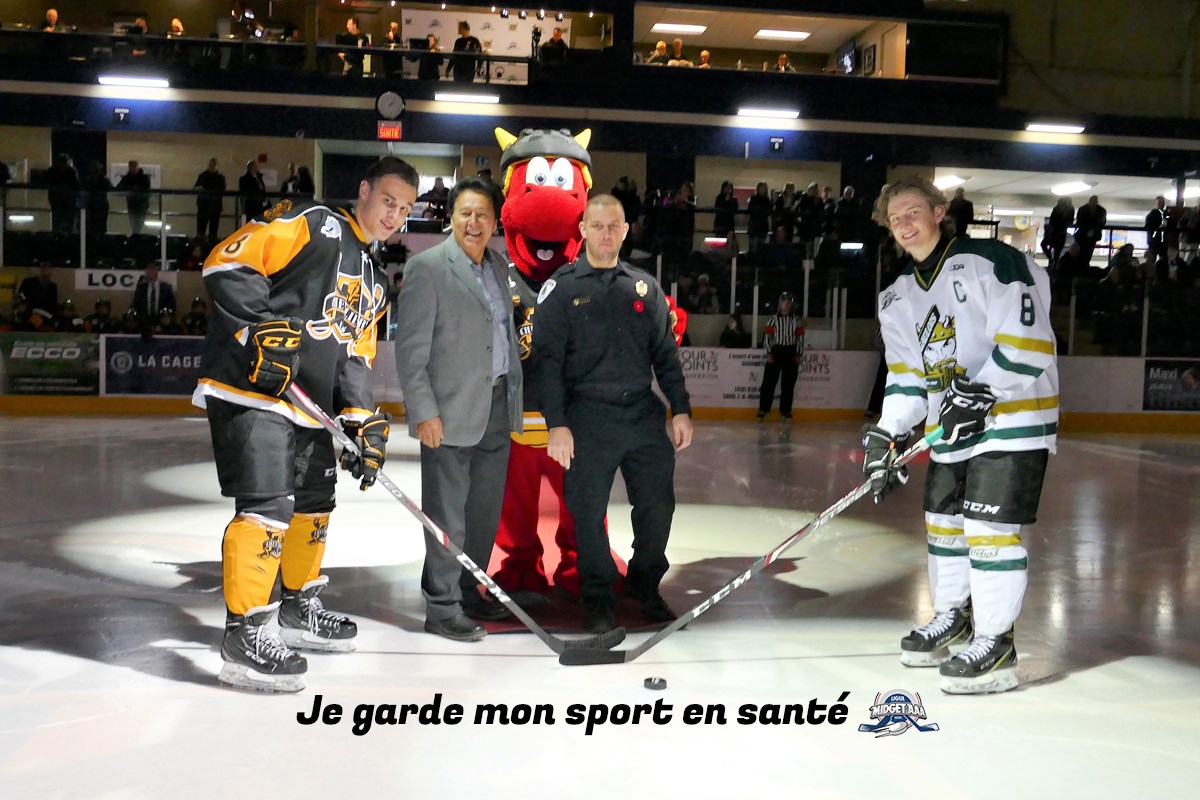 Lors de l’avant-match, la formation a souligné la campagne Je garde mon sport en santé par une mise au jeu protocolaire avec Maxime Pelletier, policier parrain.