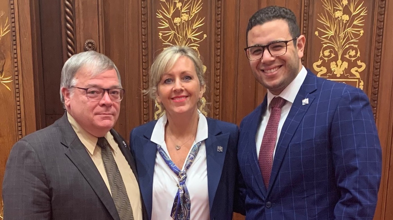 Luc Provençal, député de Beauce-Nord et Samuel Poulin, député de Beauce-Sud entourant la ministre des Affaires municipales et de l’Habitation, Andrée Laforest.