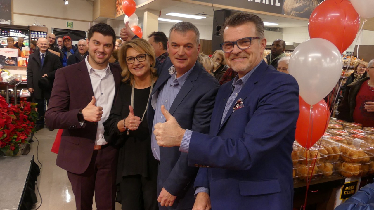Pierre-Olivier Jinchereau, Hélène Drolet et Pierre Jinchereau avec Gaétan Dufresne de Sobey's.