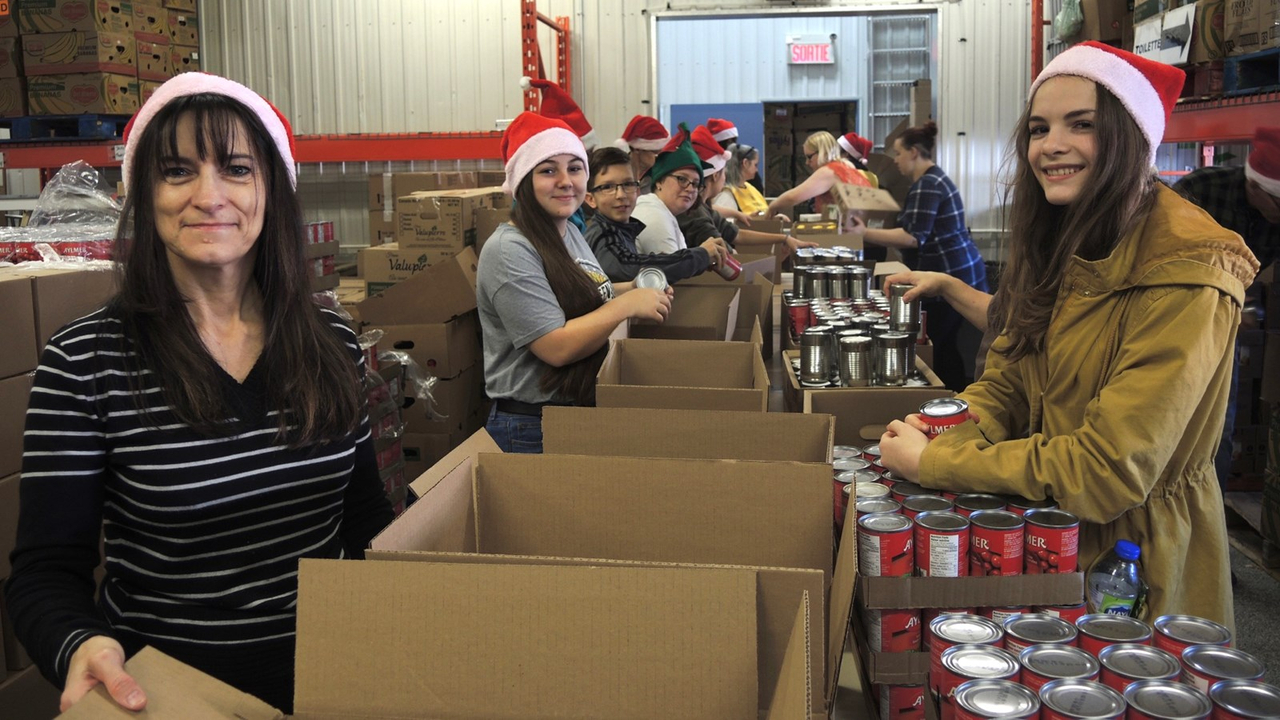 150 bénévoles réunis pour la confection des paniers de Noël