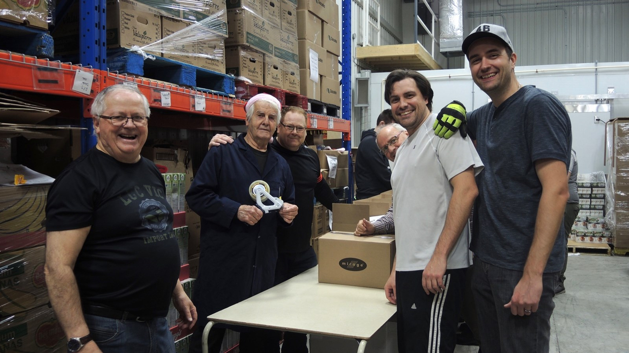 150 bénévoles réunis pour la confection des paniers de Noël