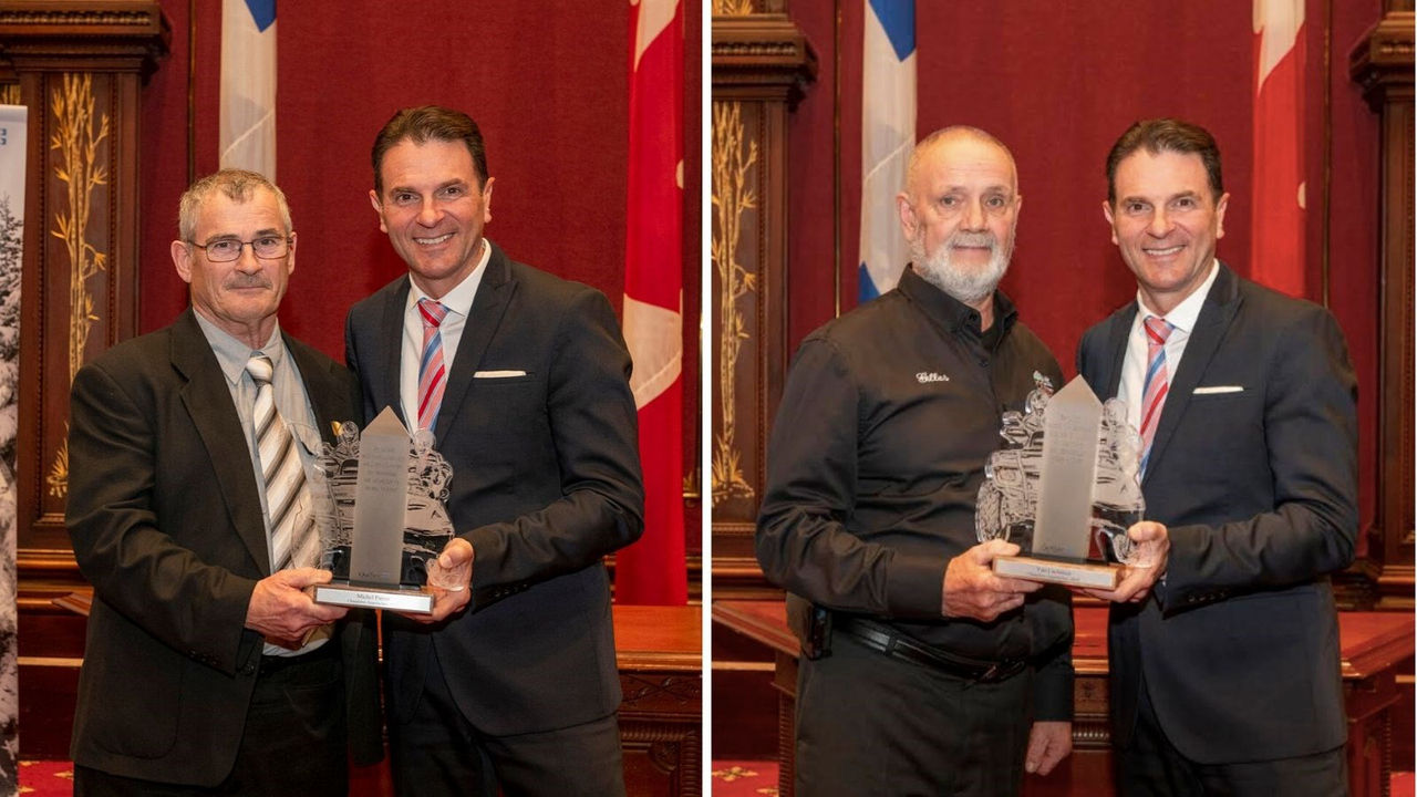 À gauche, Michel Parent, lauréat de la Chaudière-Appalaches (motoneige), et le ministre François Bonnardel. À droite, Gilles Bilodeau, président du Club VTT Saint-Nérée, qui a reçu le prix au nom de Yan Lachance, lauréat de la Chaudière-Appalaches (VTT), en compagnie du ministre.