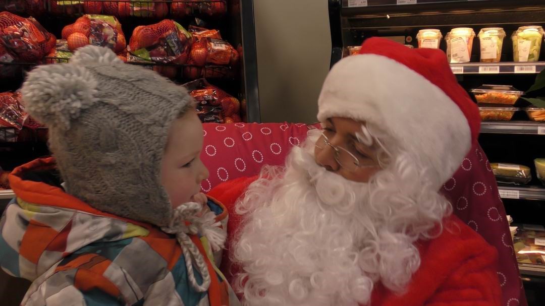Normand DeLessard présente le père Noël des enfants de Saint-Éphrem