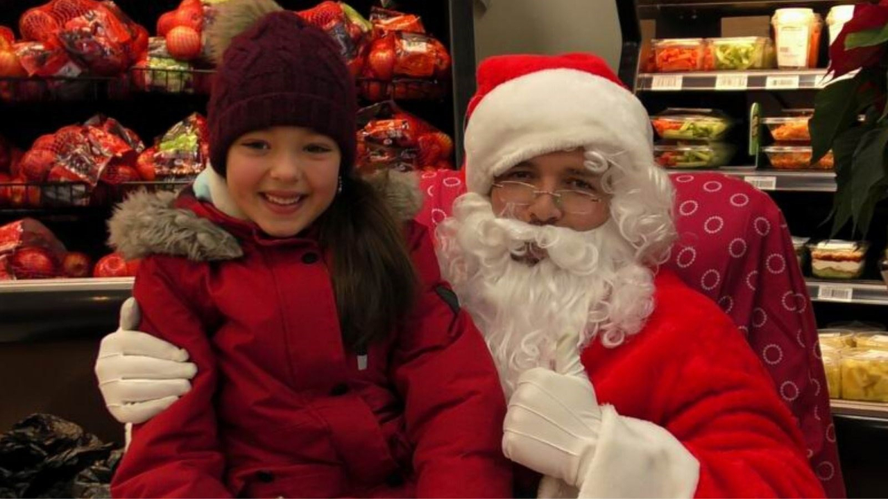 Normand DeLessard présente le père Noël des enfants de Saint-Éphrem