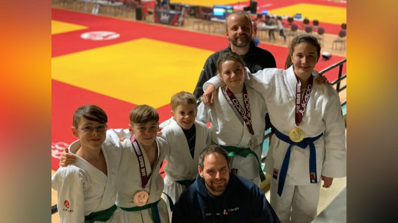La délégation de Judo Beauce LESVA au tournoi Espoir provincial 2019. De gauche à droite, Alex Vachon, Samuel Lespérance, William Maheux, Léah Michaud et Charline Bourque, en compagnie de leurs entraîneurs, Martin Beaulieu et Sylvain Michaud.