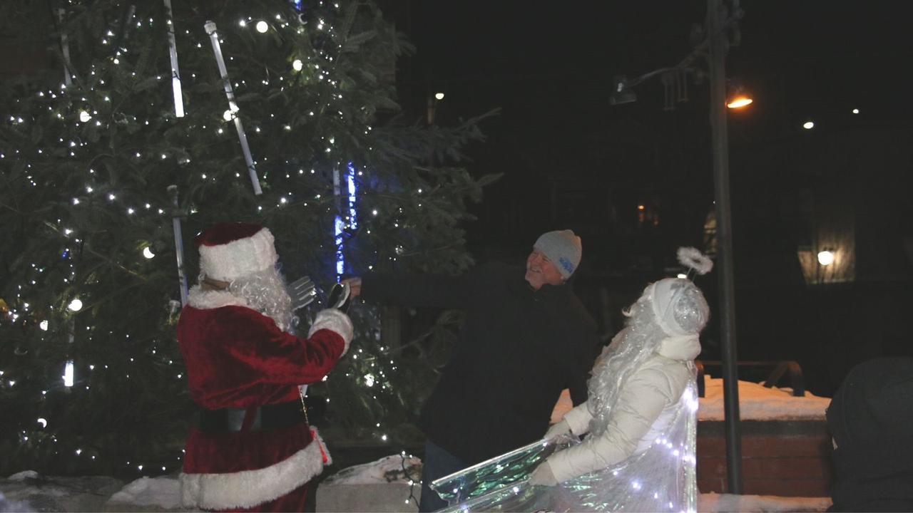 Le maire, François Veilleux a procédé à l'illumination du sapin de Noël.