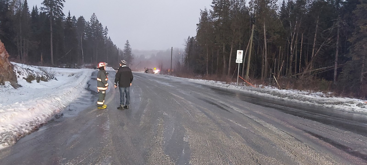 Un camion citerne se renverse près de la A-73 à Saint-Georges