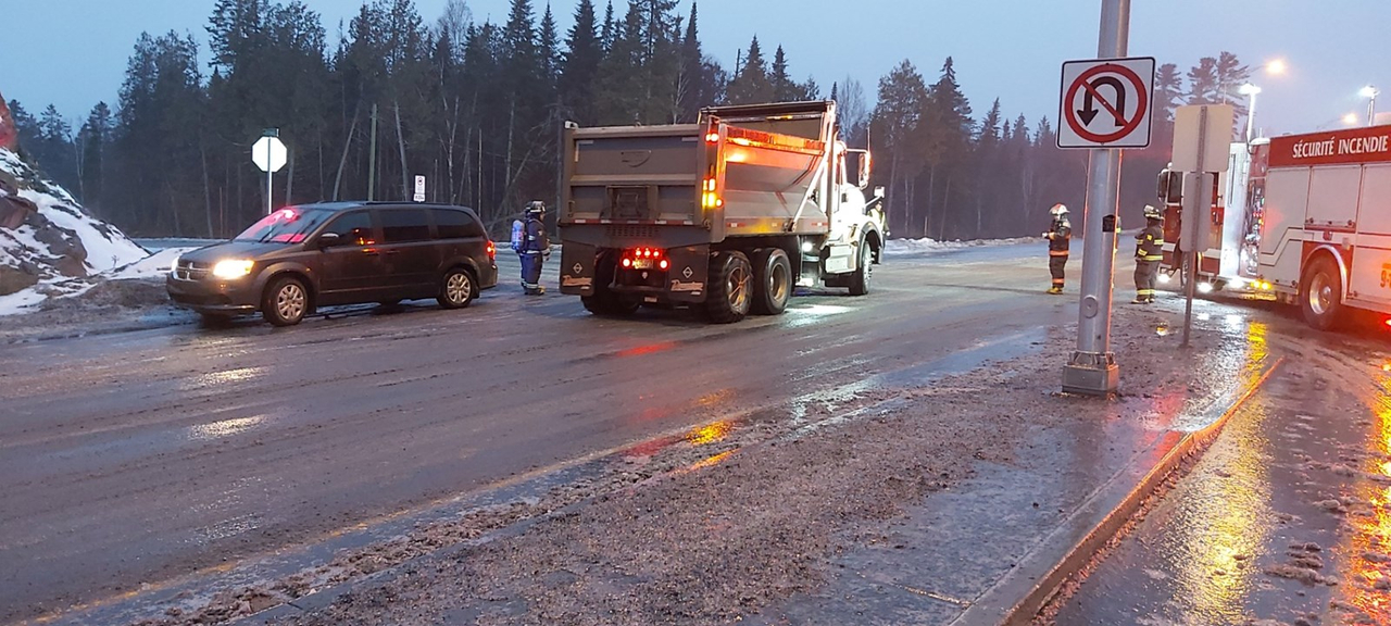 Un camion citerne se renverse près de la A-73 à Saint-Georges